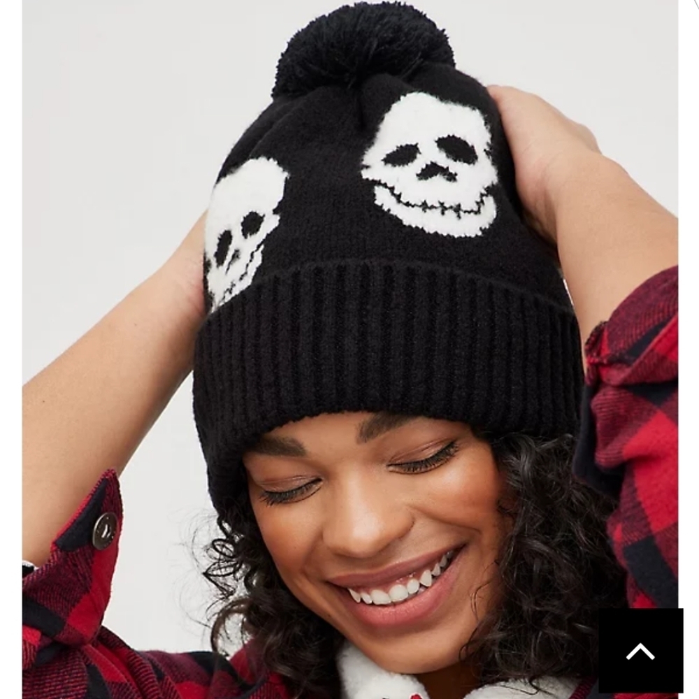 🆕☠️BLACK SKULL POM POM HAT/TOQUE☠️